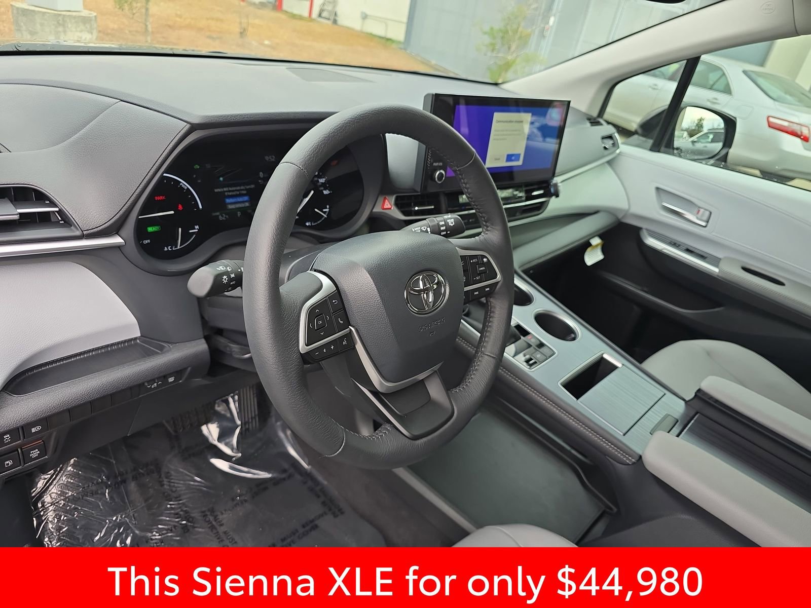 Used 2025 Toyota Sienna XLE image 24