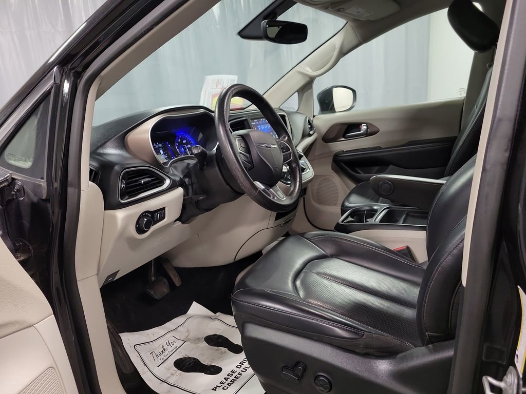 Used 2021 Chrysler Voyager Lxi image 12
