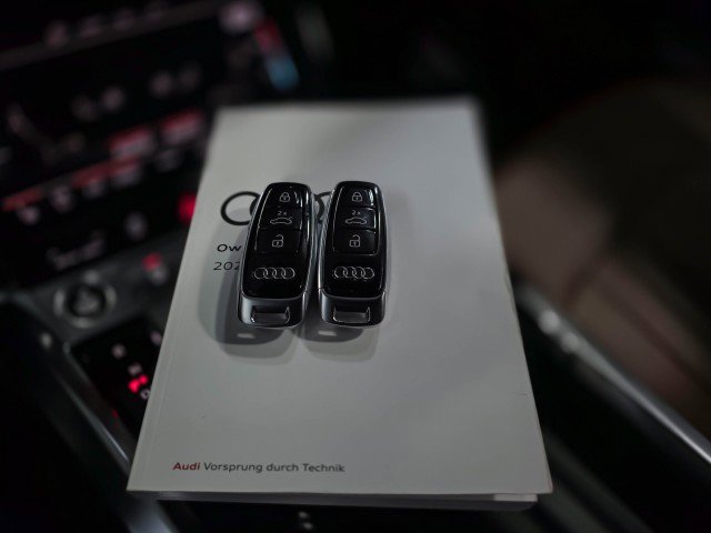 Used 2022 Audi e-tron Premium Plus image 45