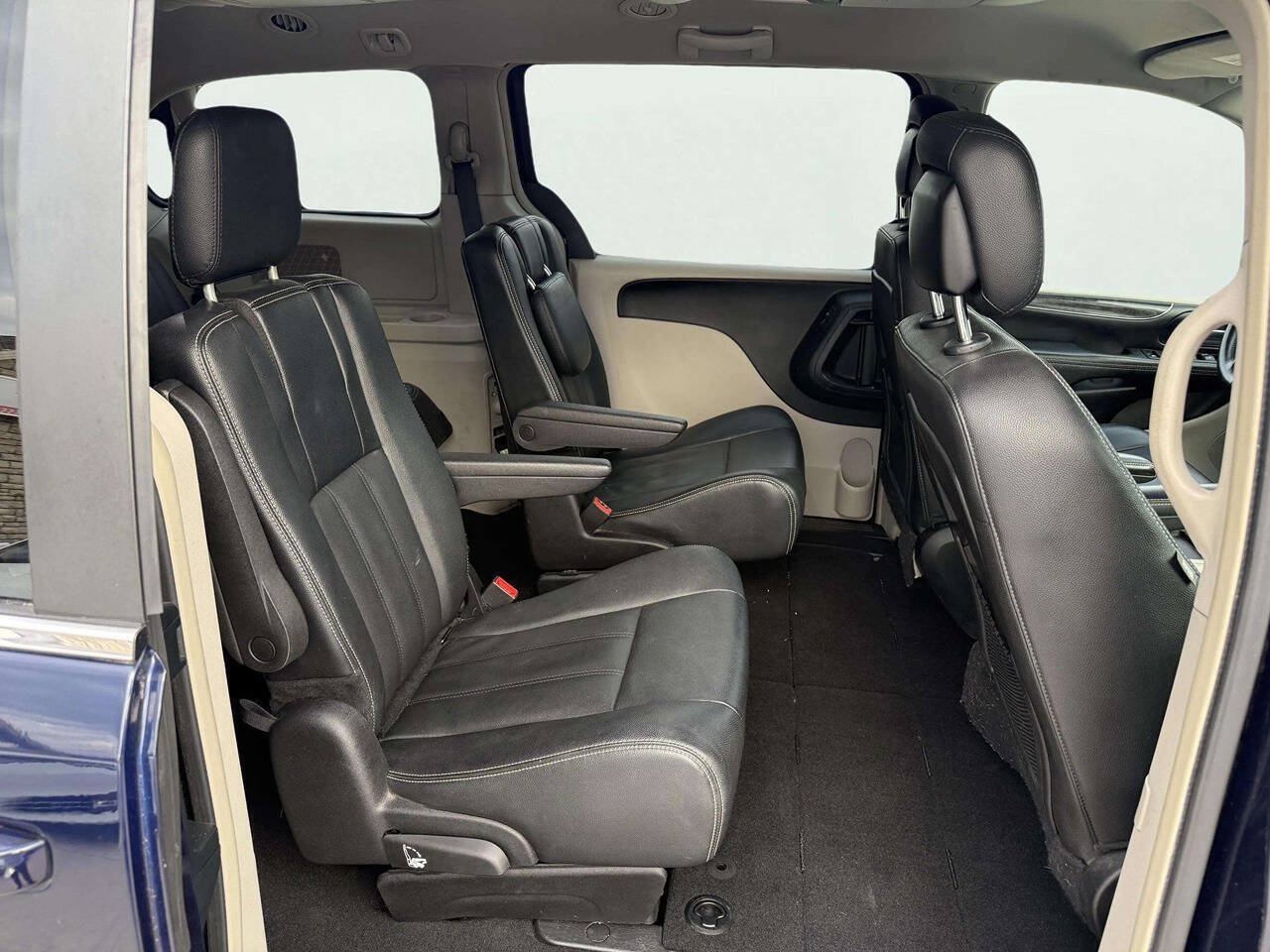 Used 2016 Chrysler Town & Country Touring FWD image 14