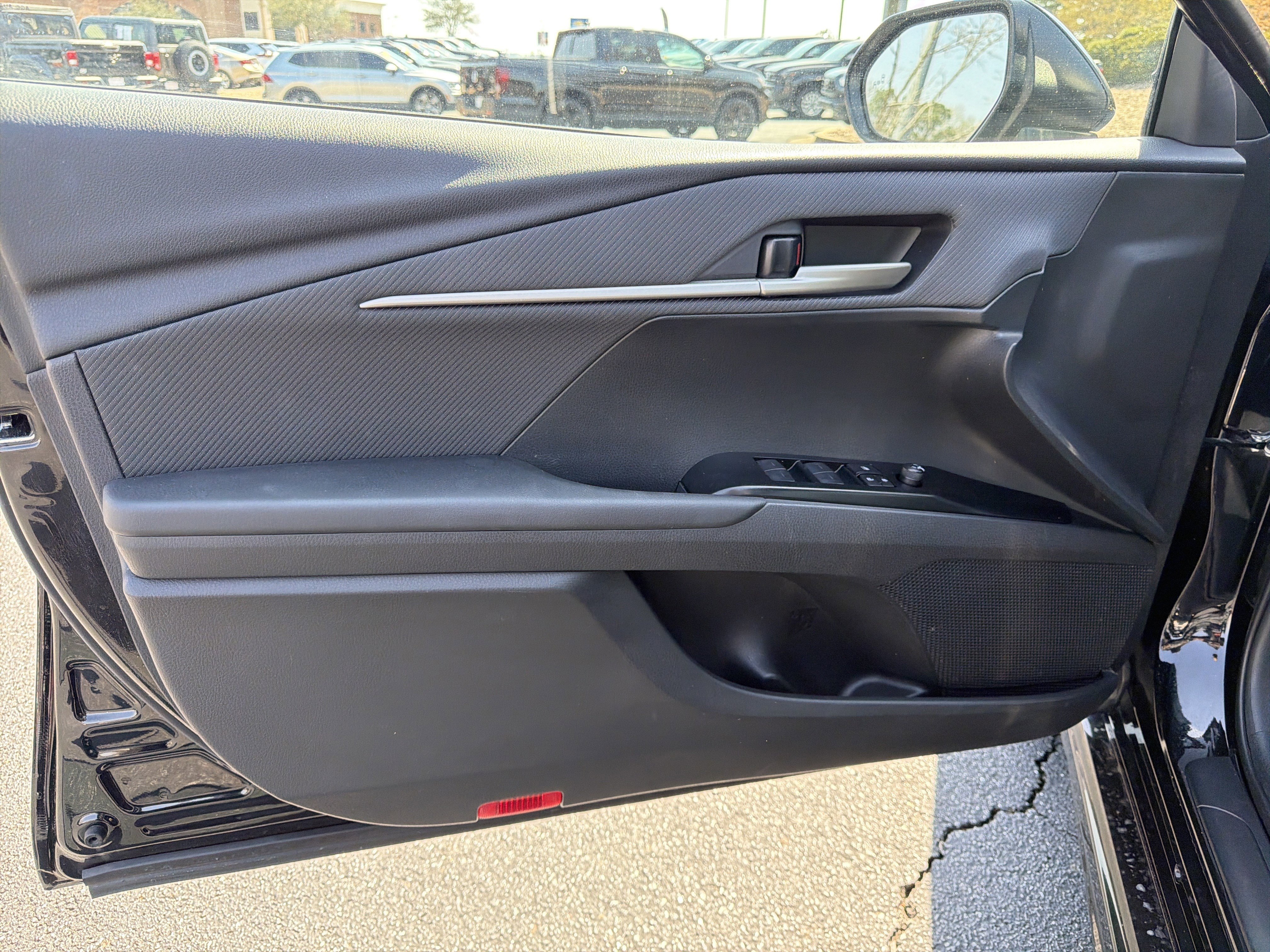 Used 2025 Toyota Camry SE image 10