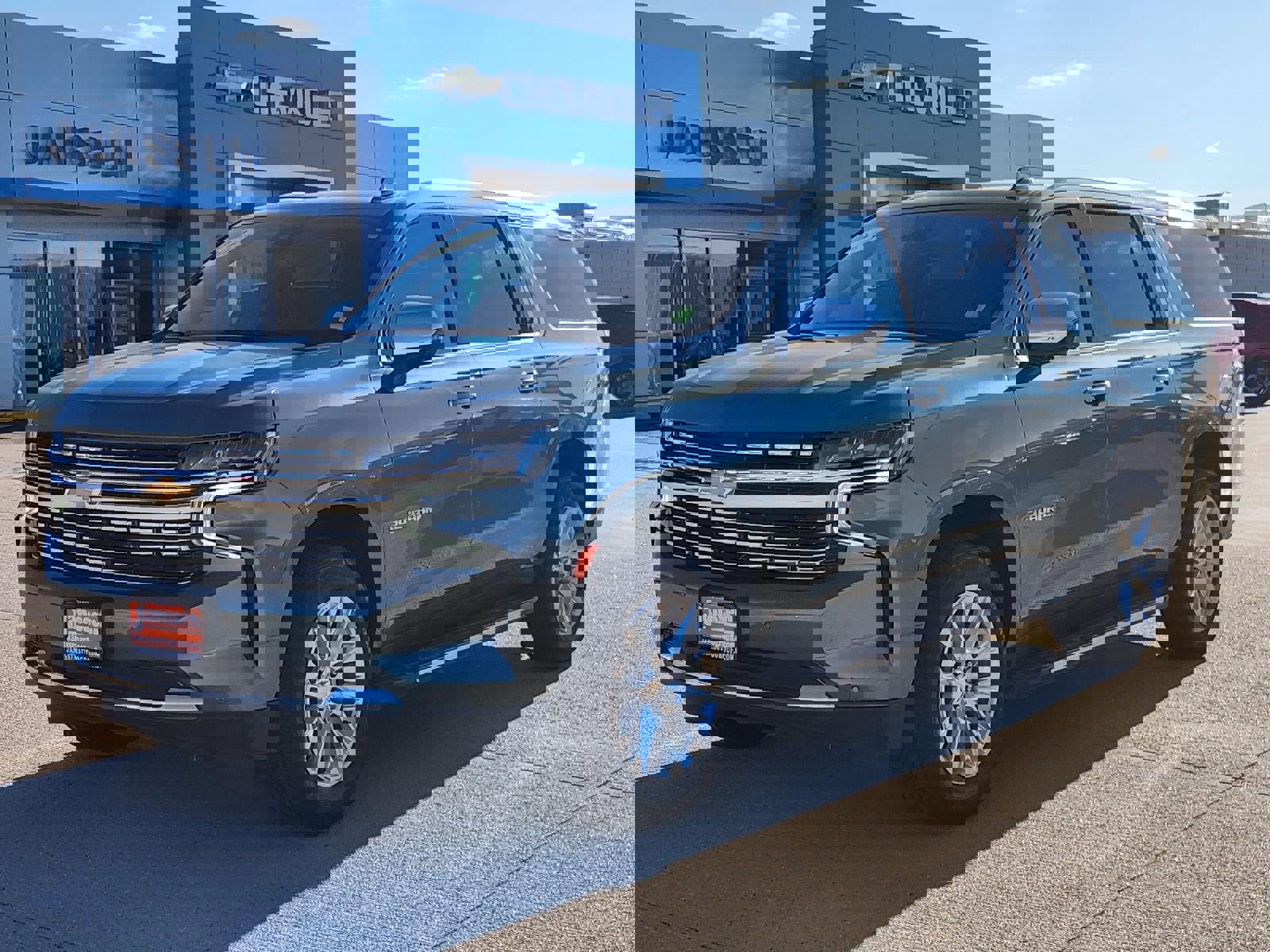 Used 2023 Chevrolet Suburban Premier image 2