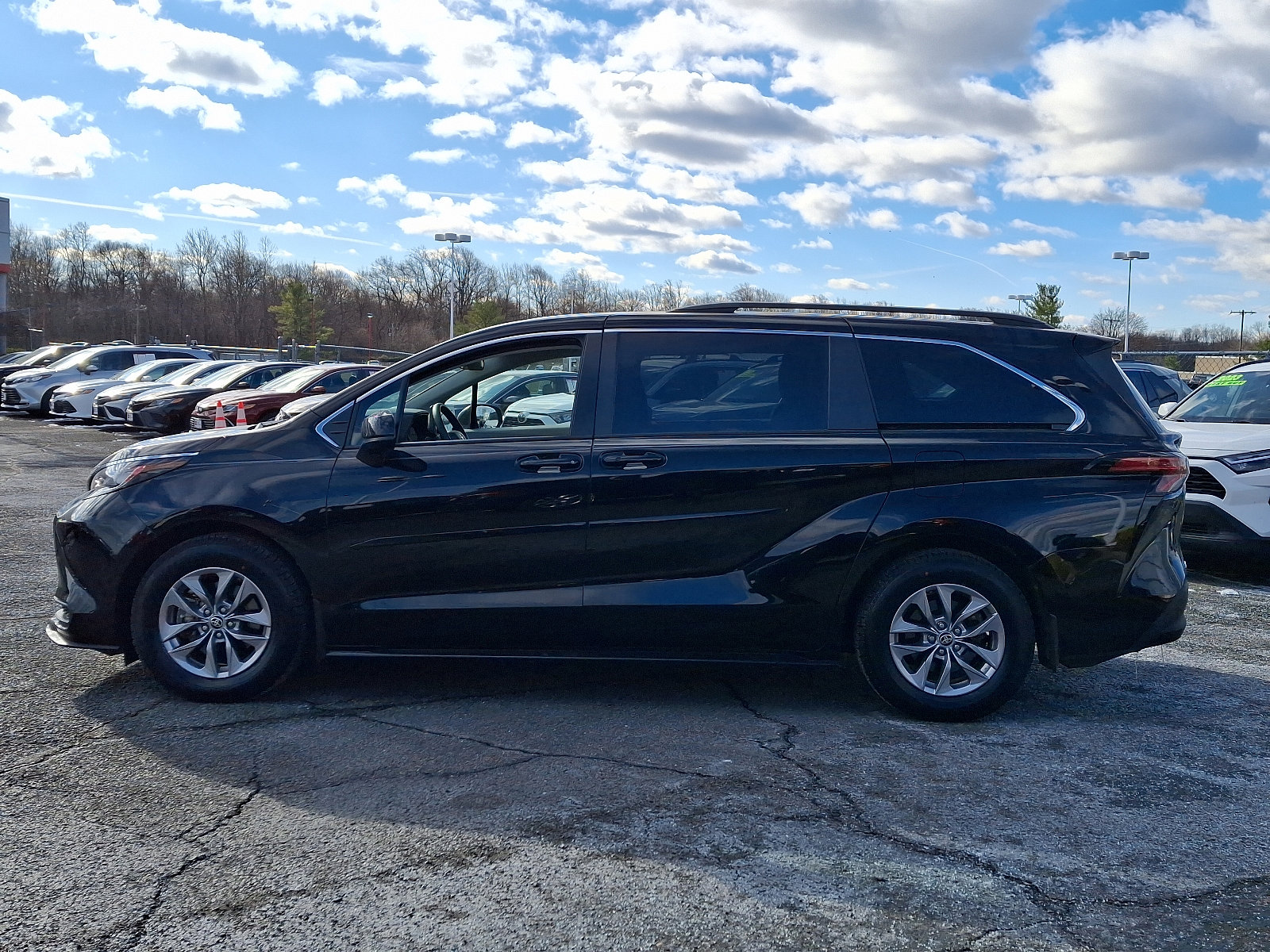 Certified 2022 Toyota Sienna LE image 4
