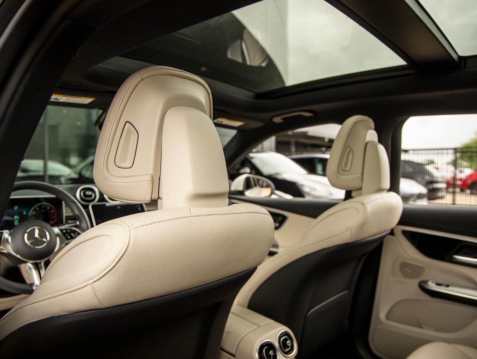 Used 2025 Mercedes-Benz GLC 300 image 25