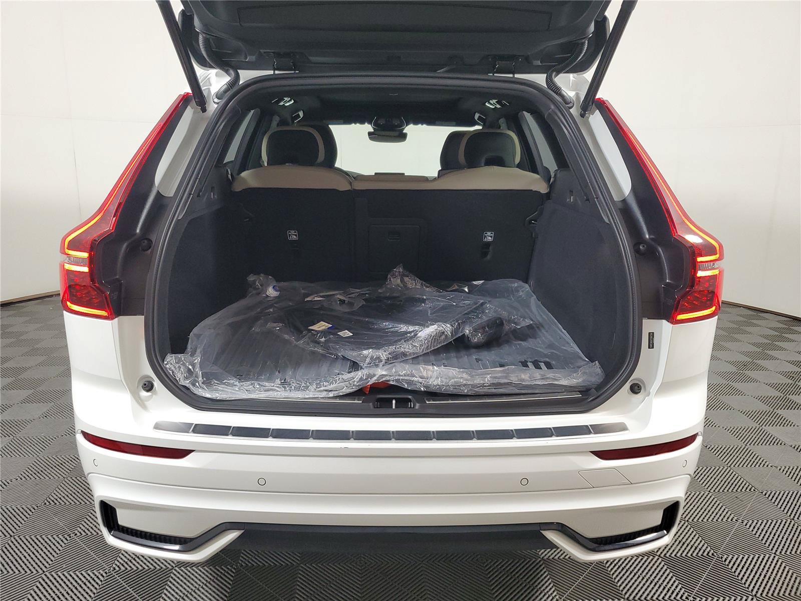 Certified 2026 Volvo XC60 B5 Plus w/ Protection Package Premier AWD/4WD image 9