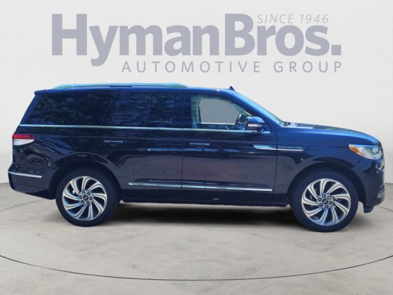 Used 2023 Lincoln Navigator Reserve AWD/4WD image 2