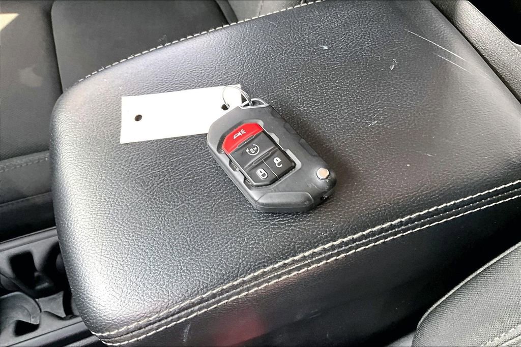 Used 2022 Jeep Gladiator Overland w/ Cold Weather Group AWD/4WD image 32