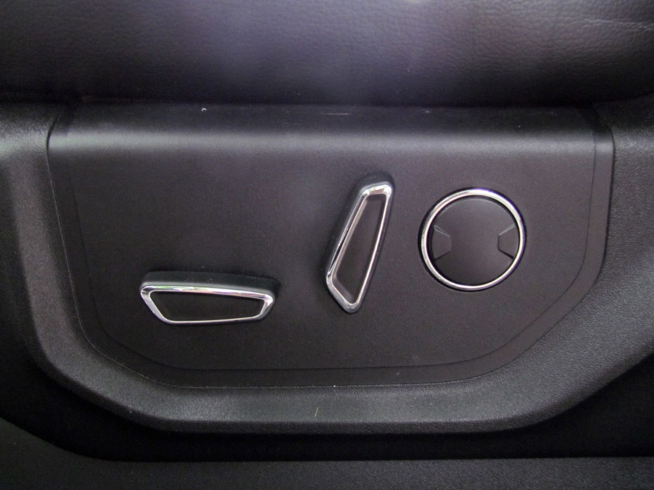 Used 2018 Ford F150 Lariat w/ Trailer Tow Package image 18