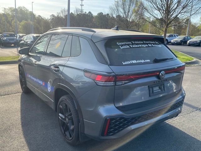 Used 2025 Volkswagen Tiguan SE R-Line image 3