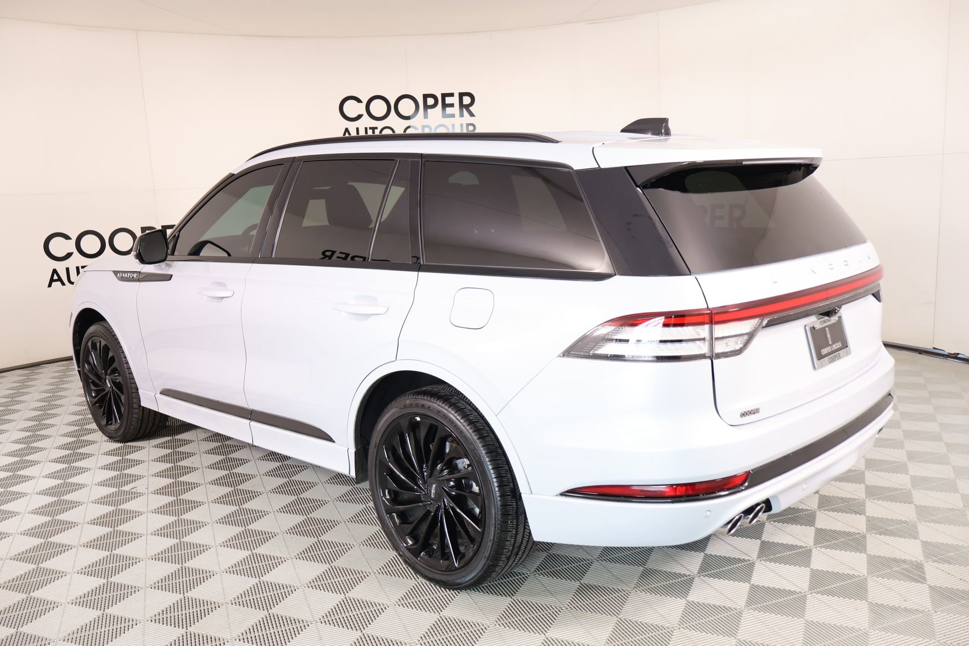 Used 2025 Lincoln Aviator Reserve w/ Jet Appearance Package AWD/4WD image 25