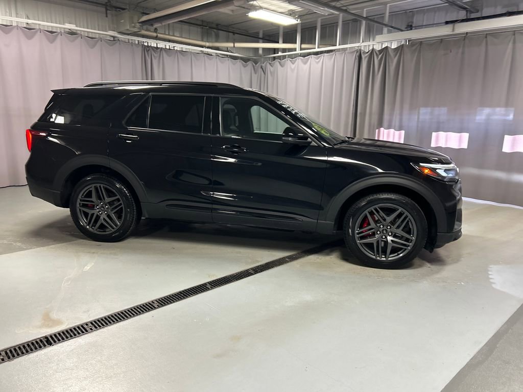 Used 2025 Ford Explorer ST-Line w/ ST-Line Street Pack AWD/4WD image 8