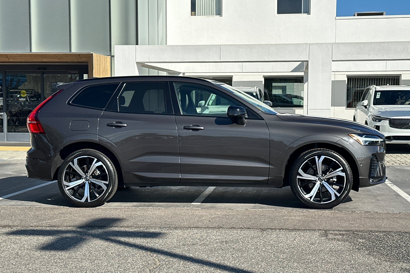 Certified 2023 Volvo XC60 B5 Ultimate w/ Climate Package FWD image 3