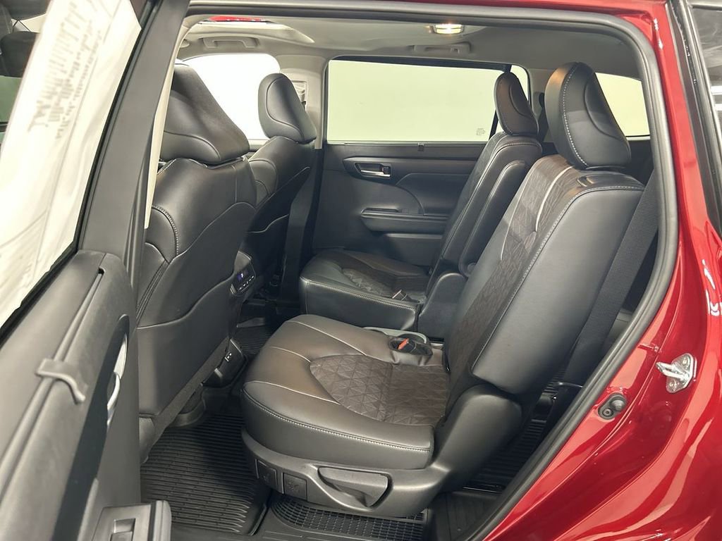 Used 2025 Toyota Highlander XLE AWD/4WD image 20