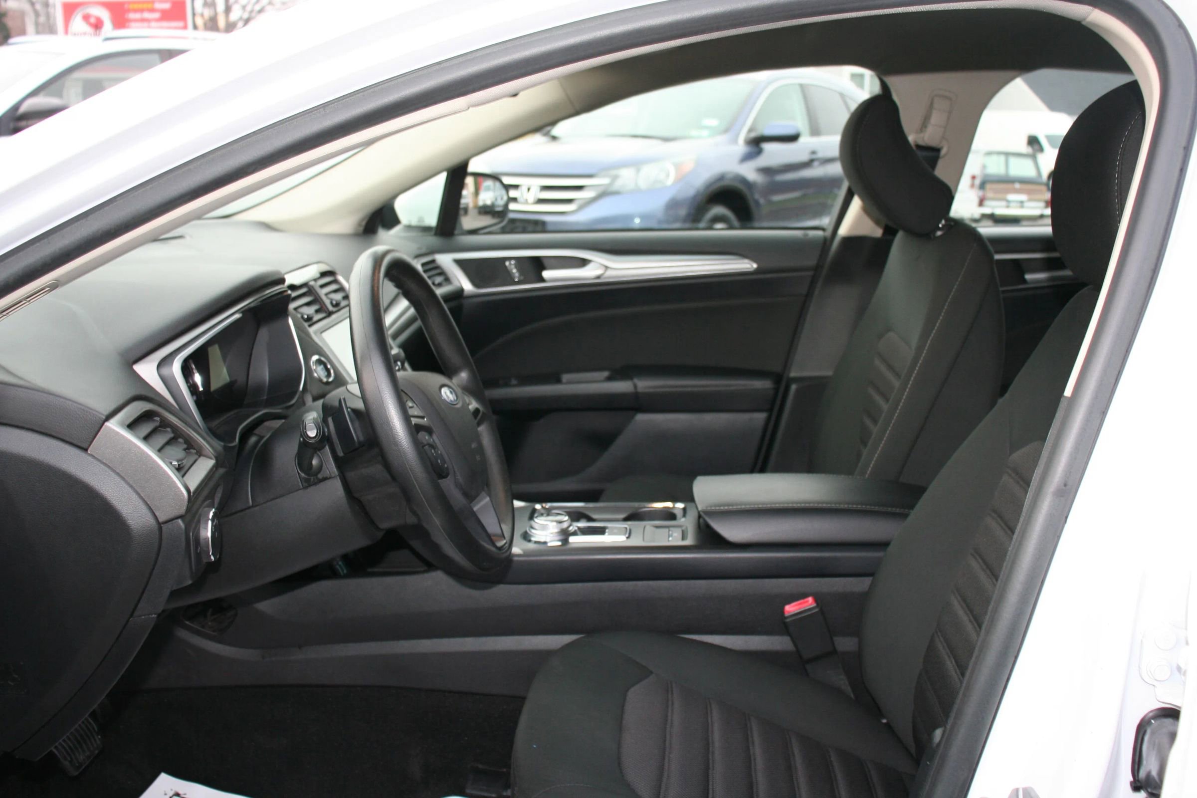 Used 2019 Ford Fusion SE image 4