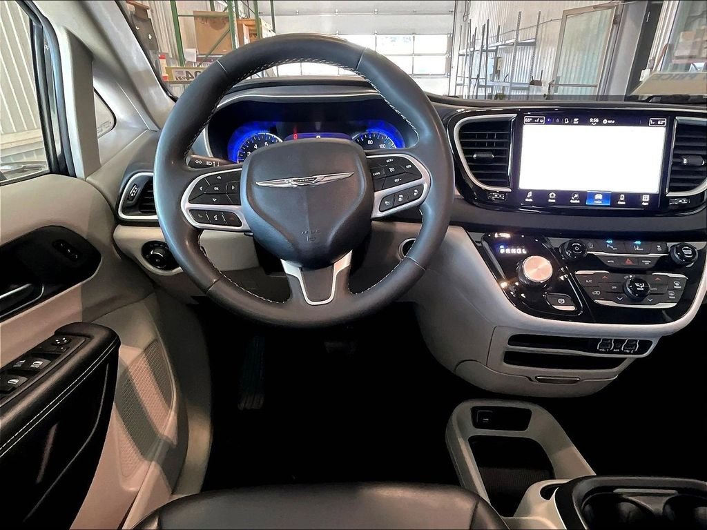 Used 2023 Chrysler Pacifica Touring-L FWD image 18