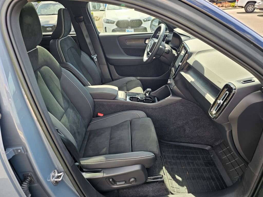 Used 2023 Volvo XC40 Recharge Ultimate image 28