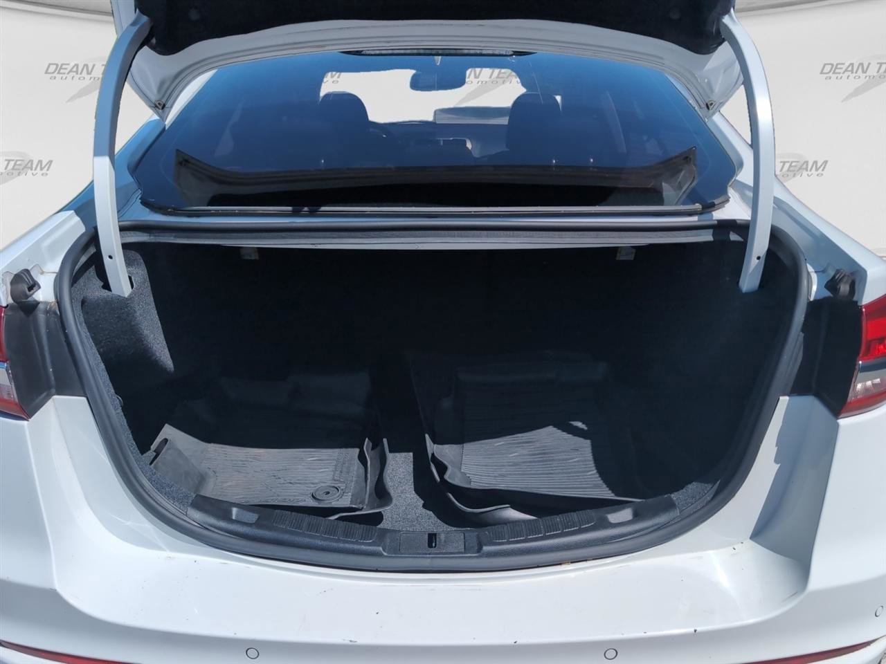 Used 2020 Ford Fusion SE FWD image 19