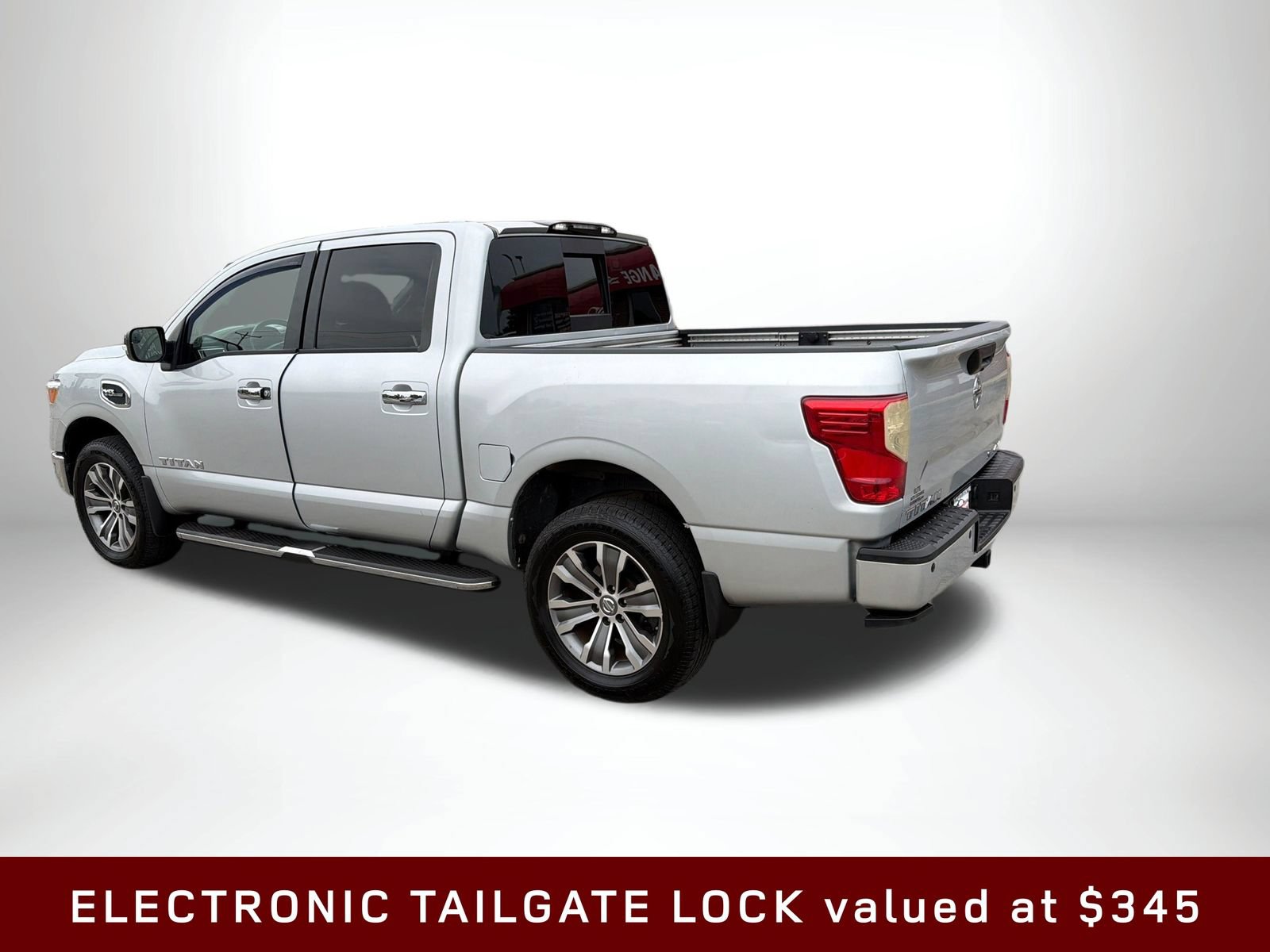 Used 2017 Nissan Titan SL AWD/4WD image 4