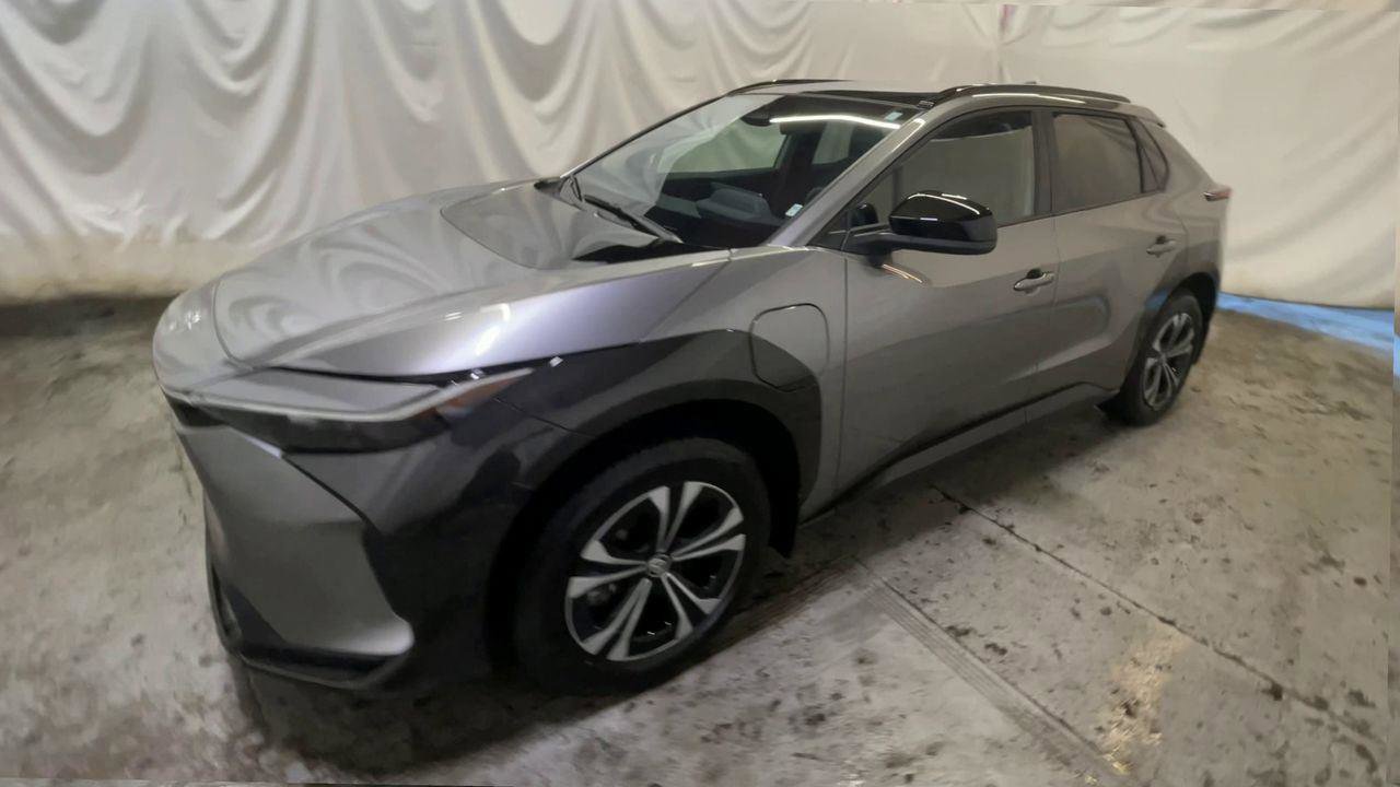 Used 2024 Toyota bZ4X XLE w/ Weather Package image 4