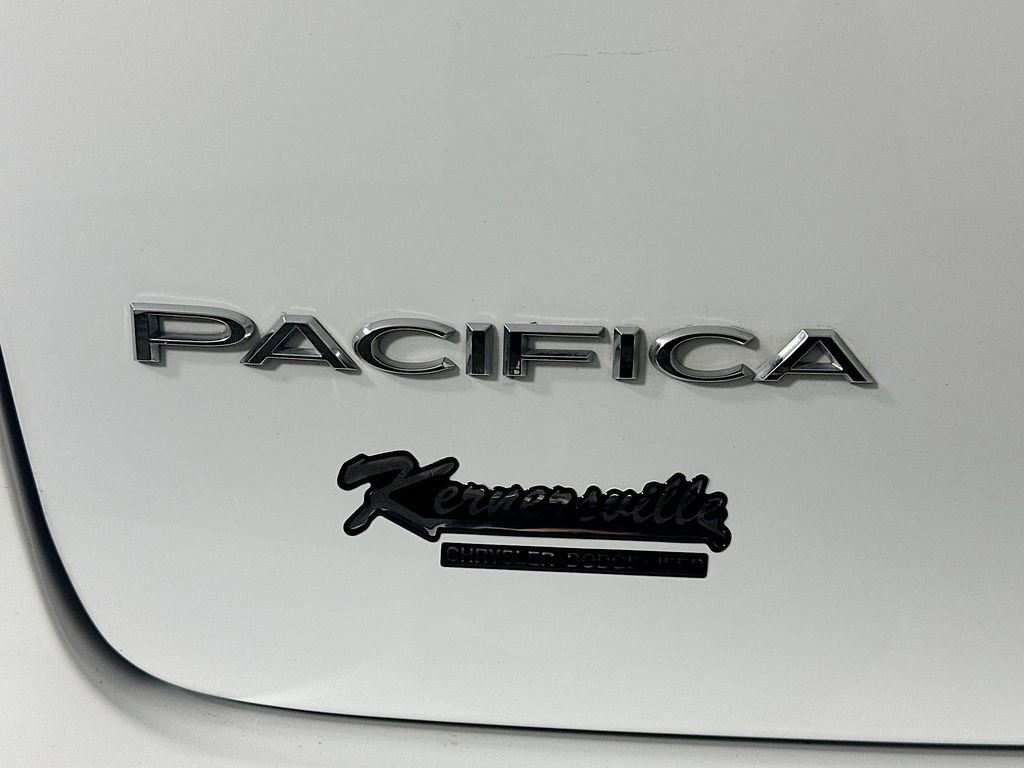 Used 2024 Chrysler Pacifica Touring-L image 29