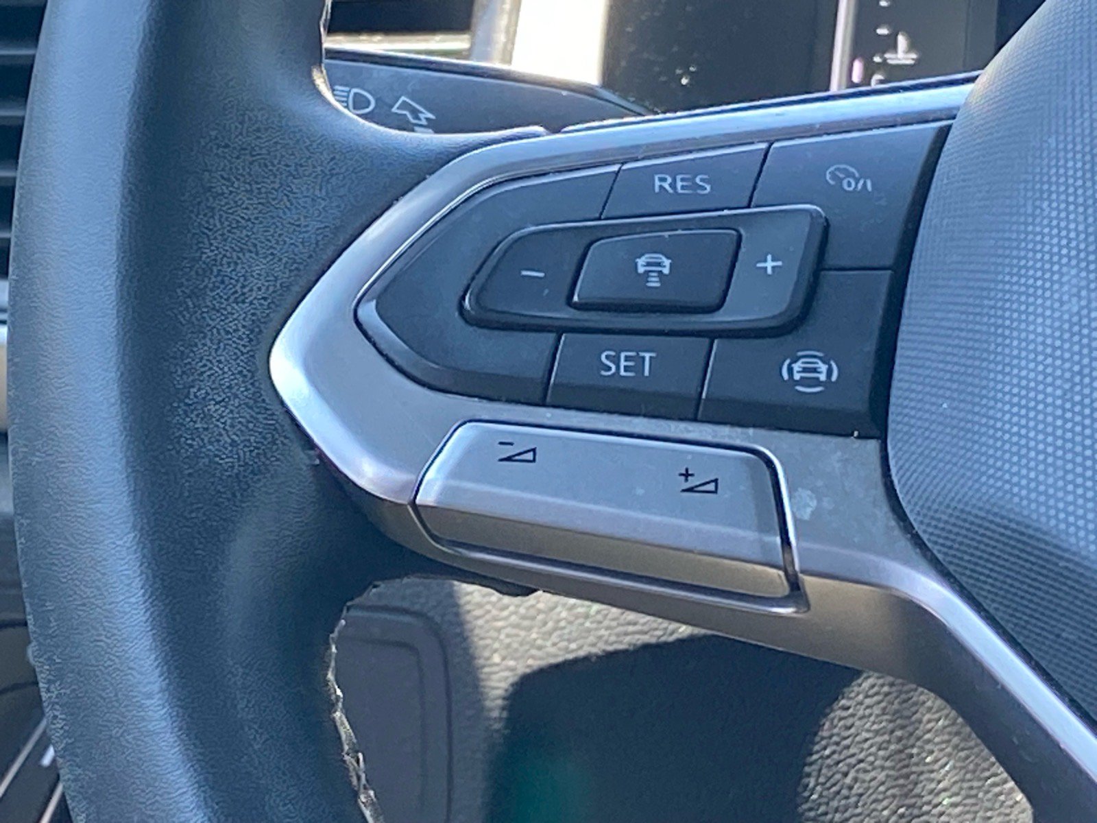 Certified 2023 Volkswagen Atlas Cross Sport SE w/ Panoramic Sunroof Package AWD/4WD image 5
