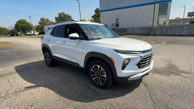 Used 2024 Chevrolet TrailBlazer LT w/ LT Cold Weather Package FWD image 2