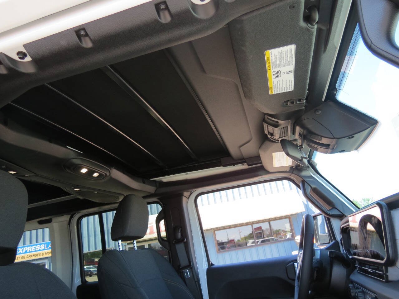 Used 2025 Jeep Wrangler Unlimited Sahara w/ Safety Group AWD/4WD image 14