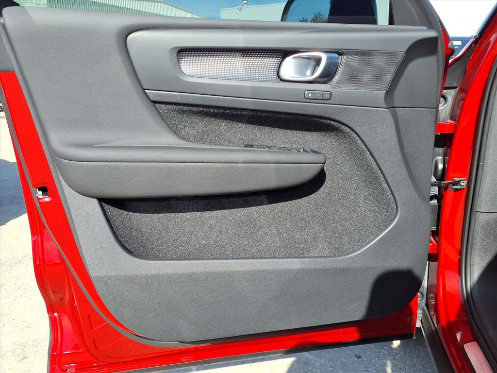 Used 2021 Volvo XC40 T5 R-Design w/ Advanced Package image 23