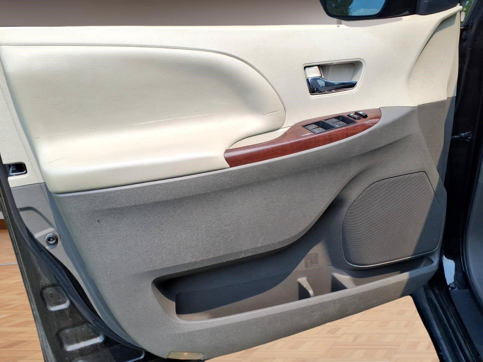 Used 2013 Toyota Sienna XLE FWD image 19