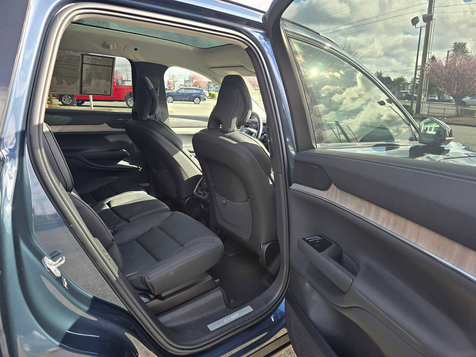 Used 2025 Volvo EX90 Ultra image 12