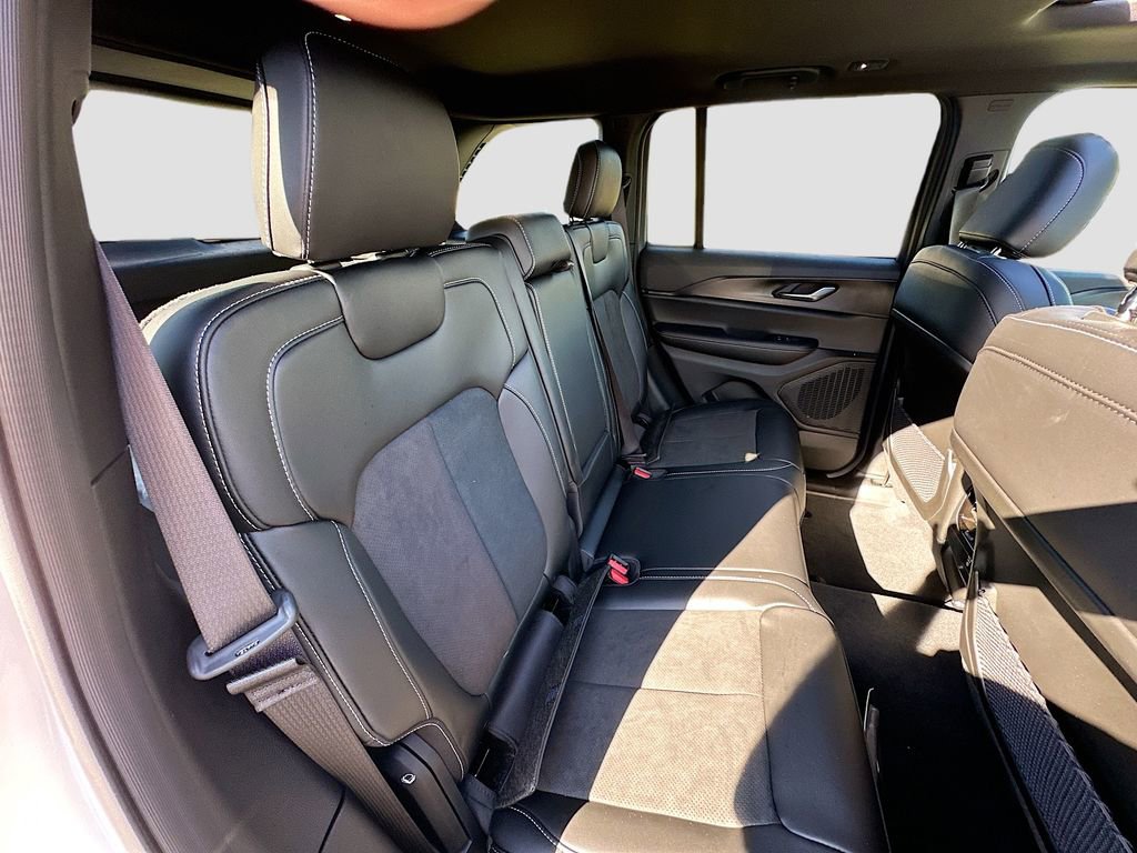 Used 2025 Jeep Grand Cherokee Laredo RWD image 29