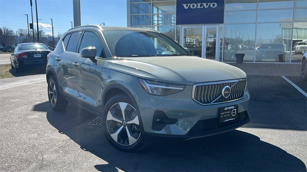 Certified 2025 Volvo XC40 B5 Plus image 9