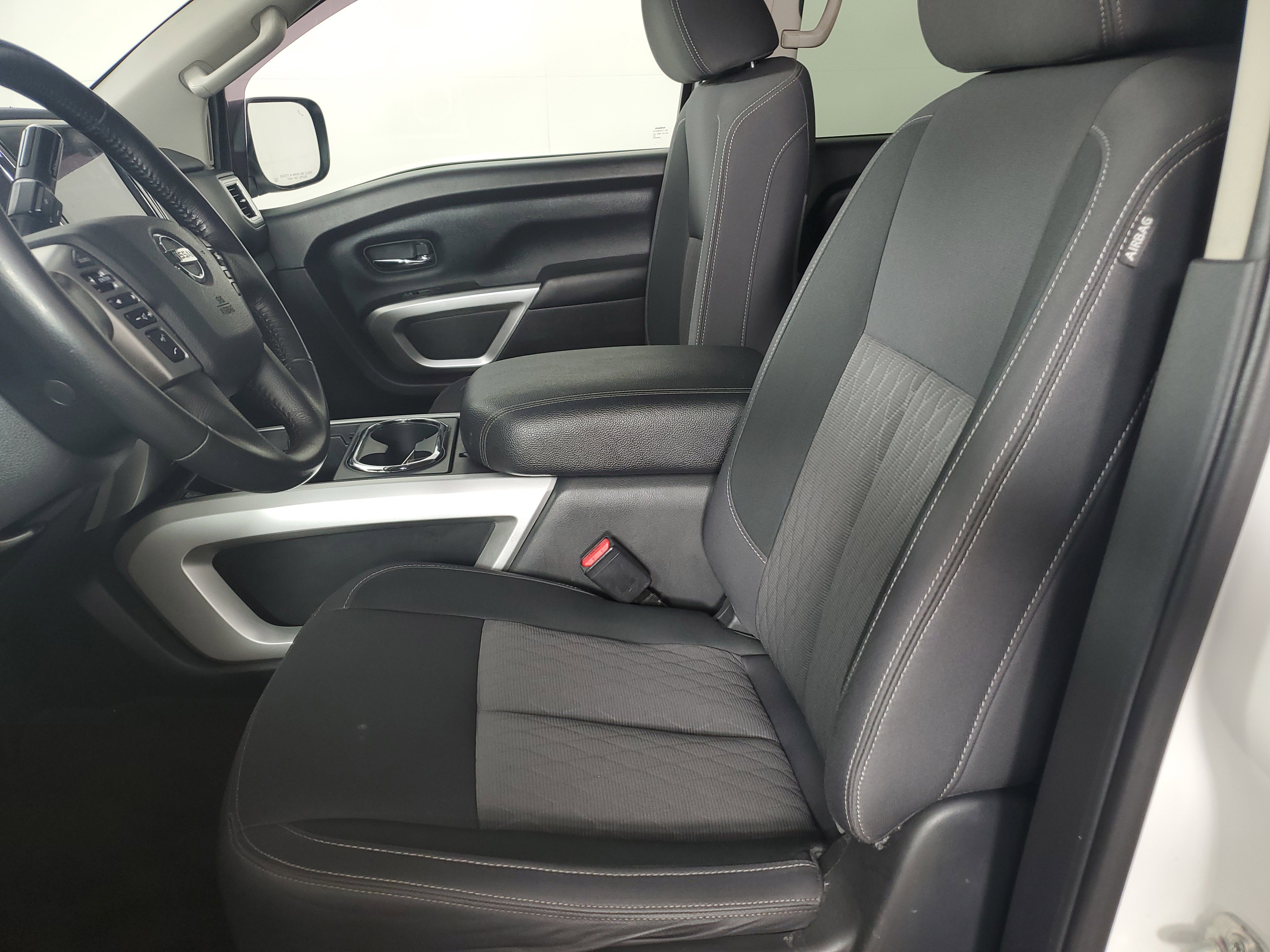 Used 2021 Nissan Titan SV w/ SV Convenience Package image 12