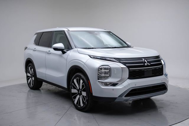 Used 2025 Mitsubishi Outlander SE image 10
