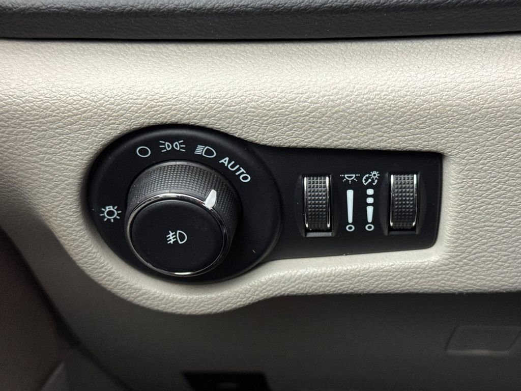 Used 2022 Chrysler Pacifica Touring-L FWD image 28