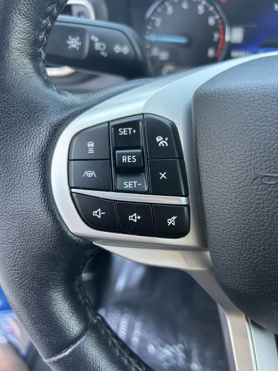 Used 2021 Ford Explorer XLT w/ Equipment Group 202A AWD/4WD image 17