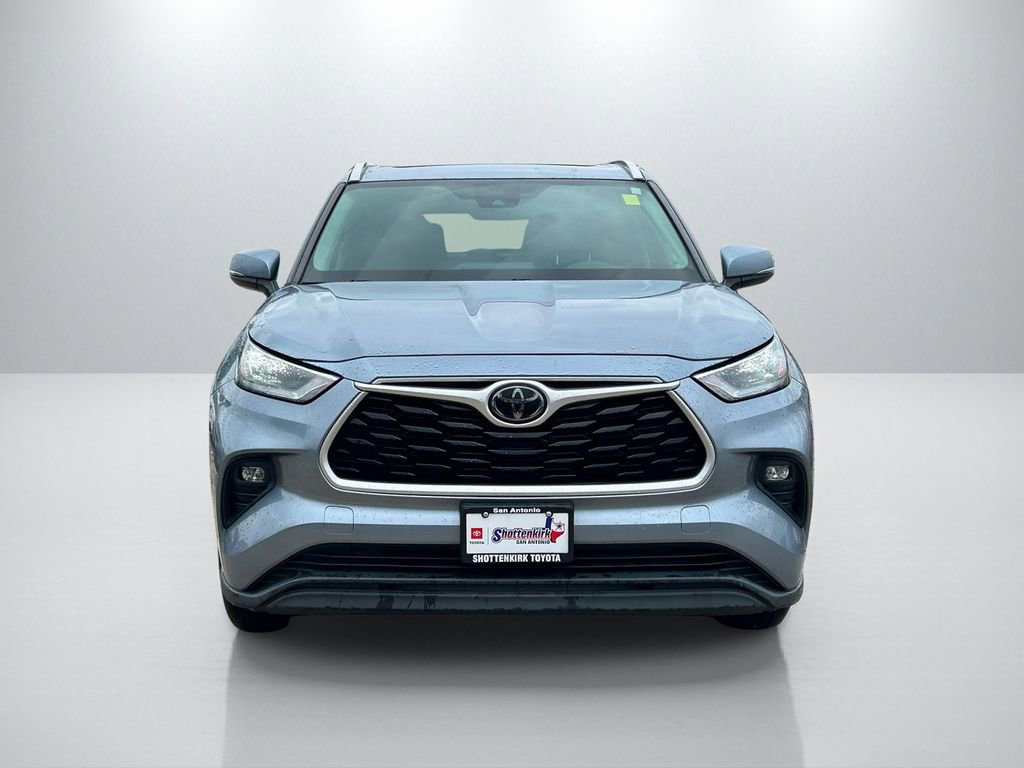 Used 2020 Toyota Highlander XLE FWD image 2