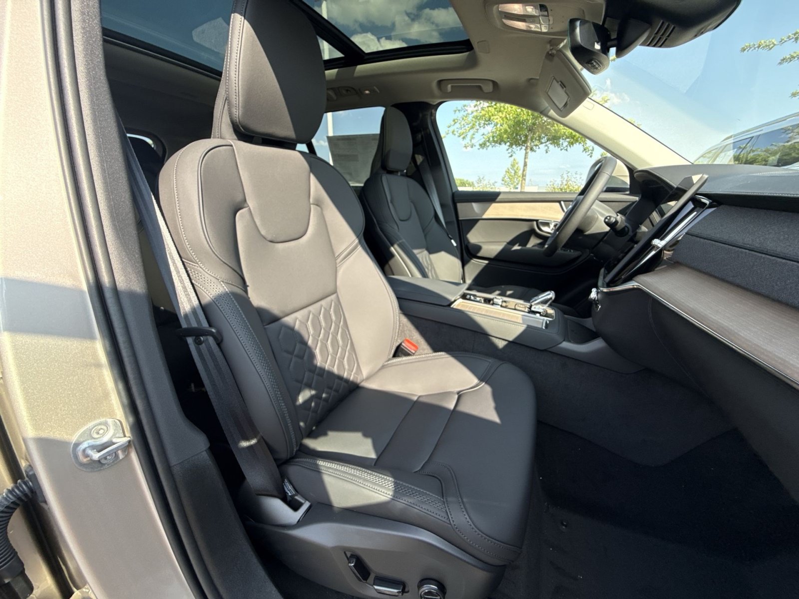 New 2026 Volvo XC90 B6 Plus w/ Protection Package Premier AWD/4WD image 28