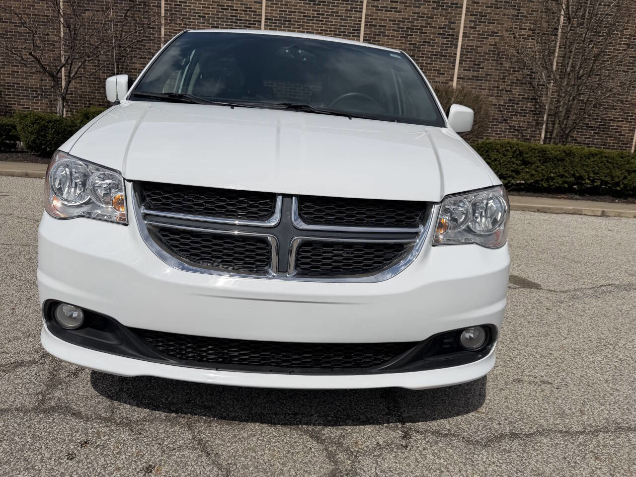 Used 2017 Dodge Grand Caravan SXT w/ Rear Park Assist Package FWD image 4