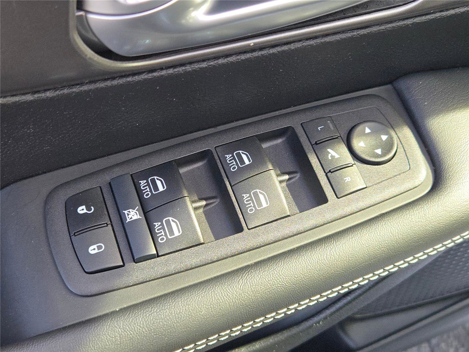 Certified 2025 Chrysler Pacifica Premium image 23