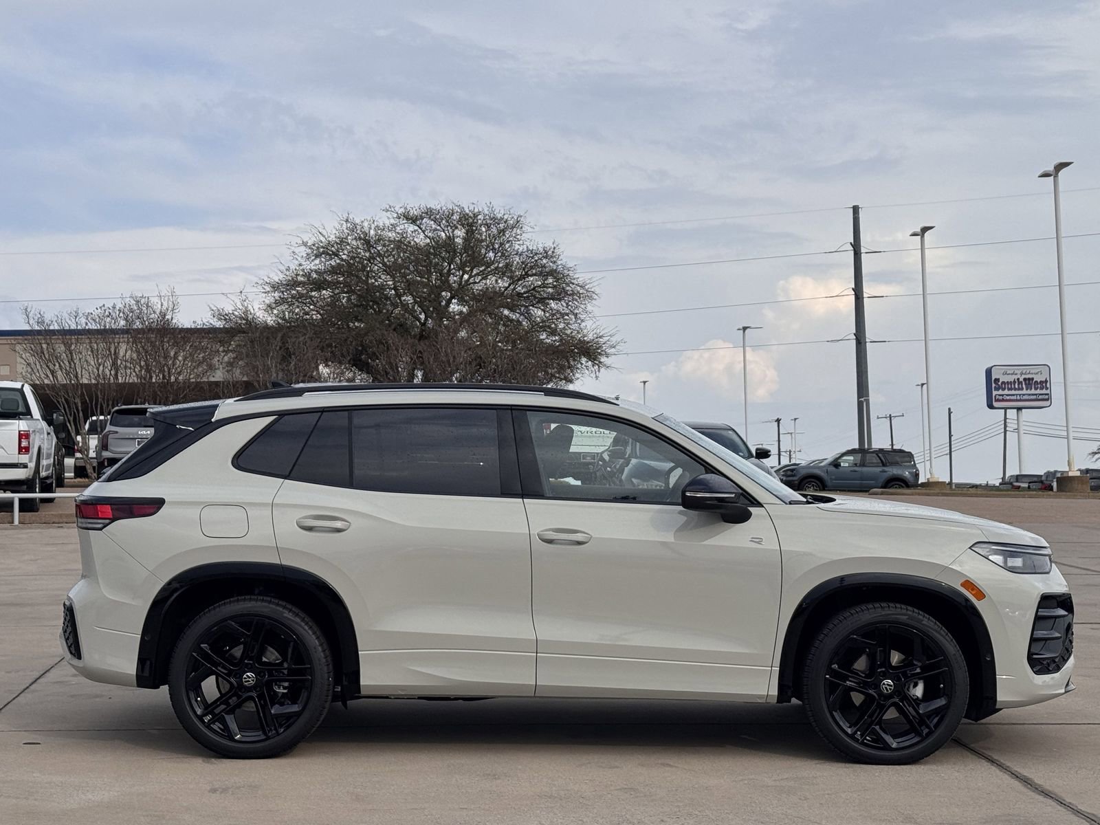 New 2026 Volkswagen Tiguan SE R-Line image 3