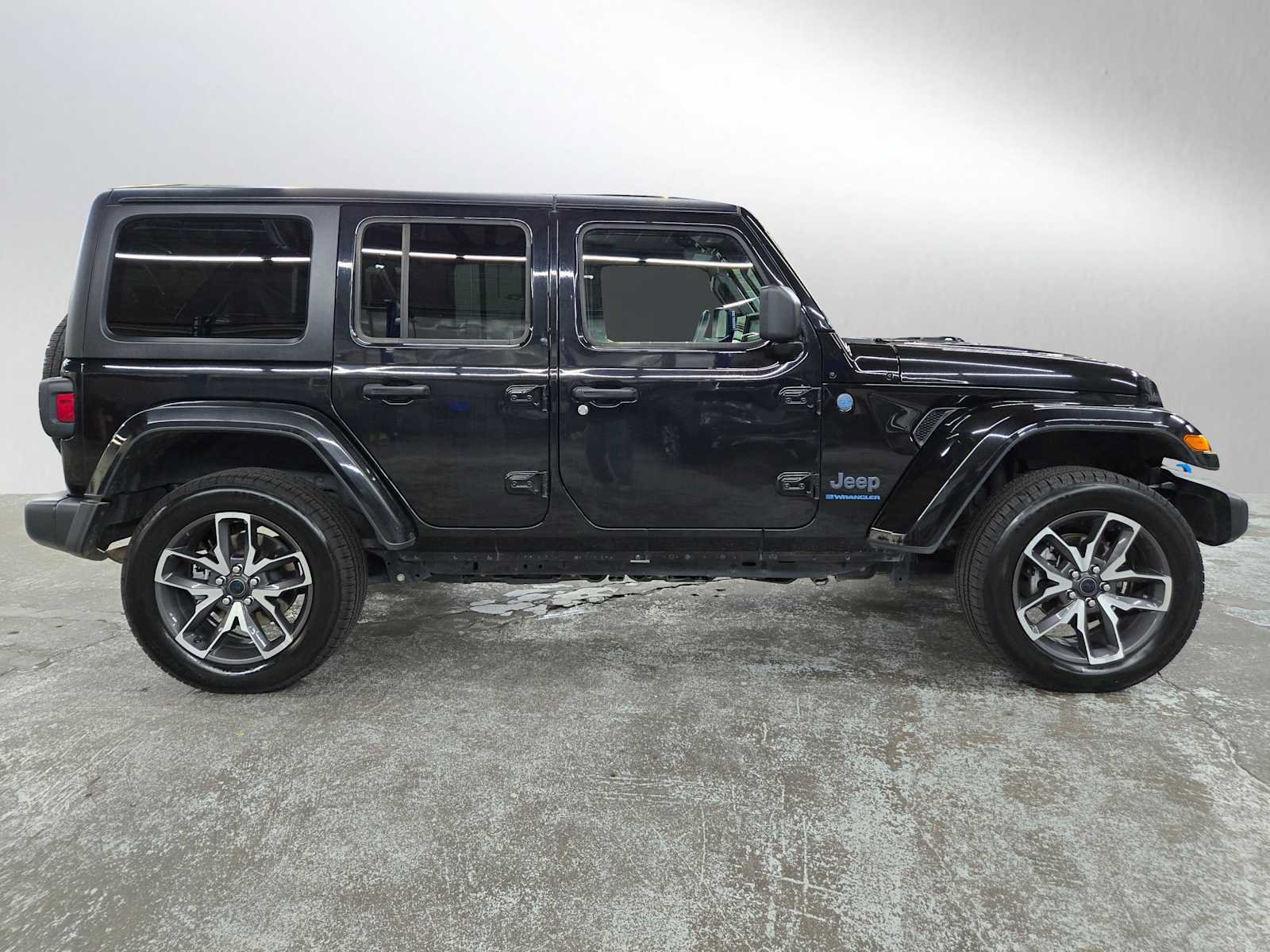Used 2024 Jeep Wrangler Unlimited AWD/4WD image 2