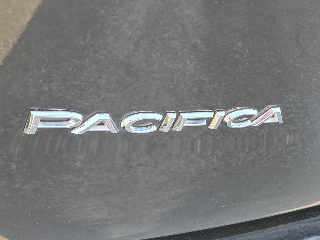 Used 2025 Chrysler Pacifica Select image 9