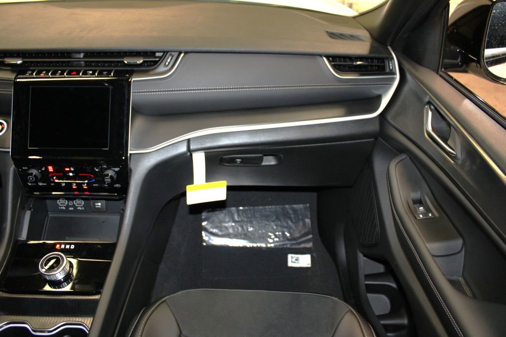 New 2025 Jeep Grand Cherokee Laredo image 30