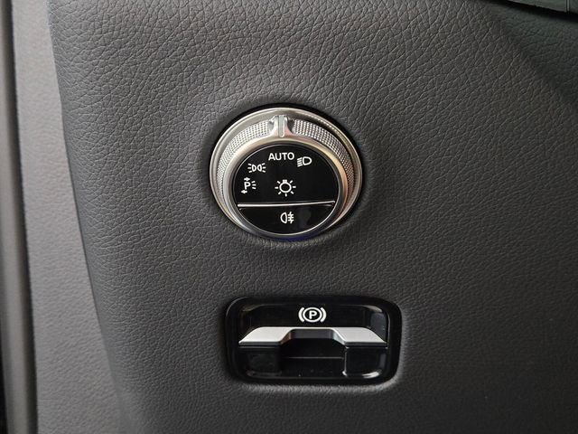 Used 2025 Mercedes-Benz GLC 300 image 36