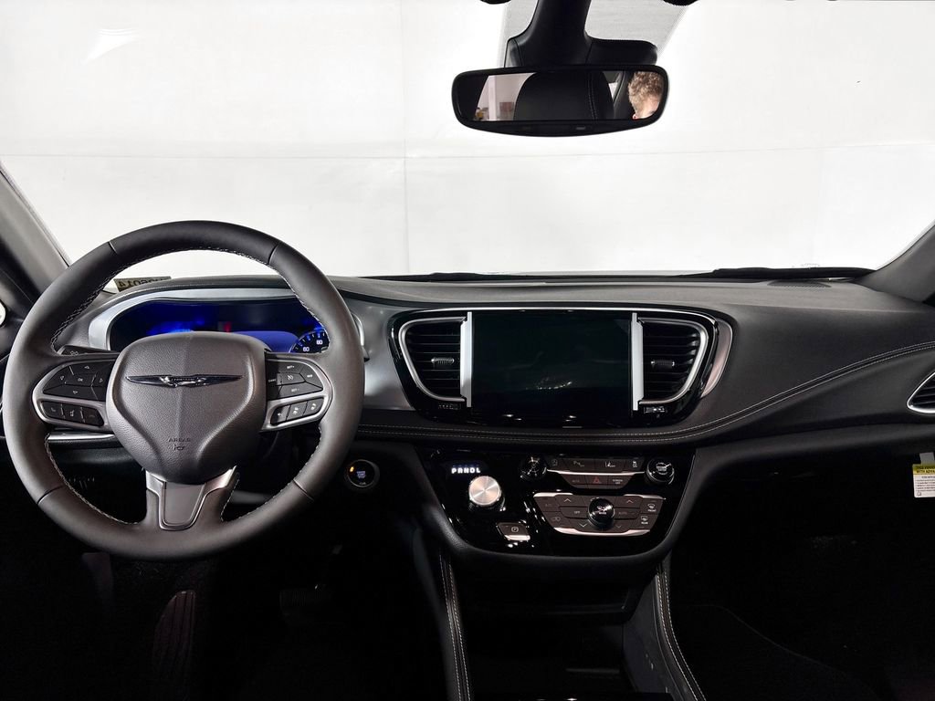 New 2026 Chrysler Pacifica Limited image 12