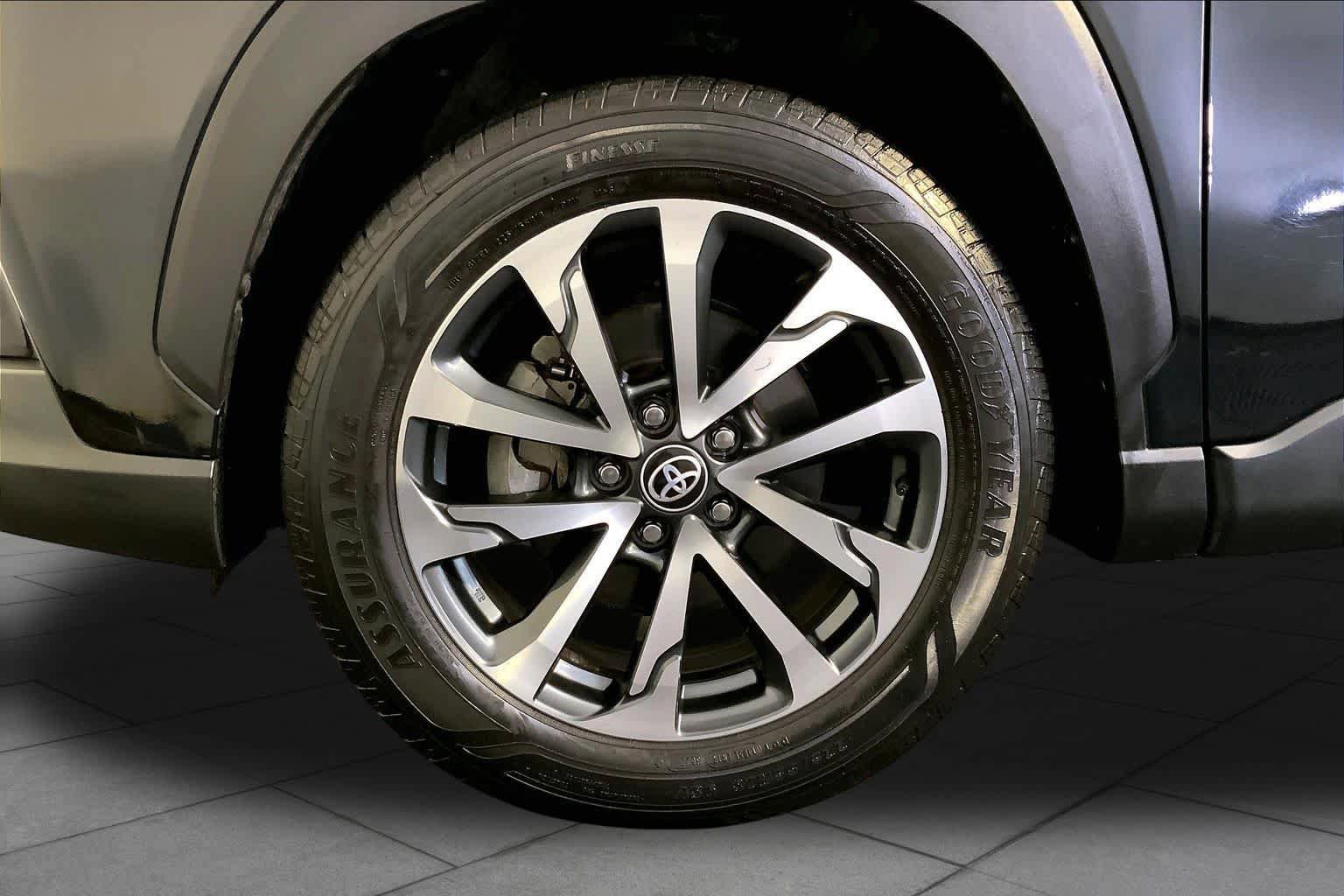 Used 2023 Toyota Corolla Cross XLE AWD/4WD image 11