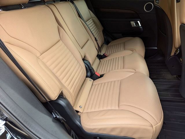 New 2025 Land Rover Discovery Dynamic SE image 17