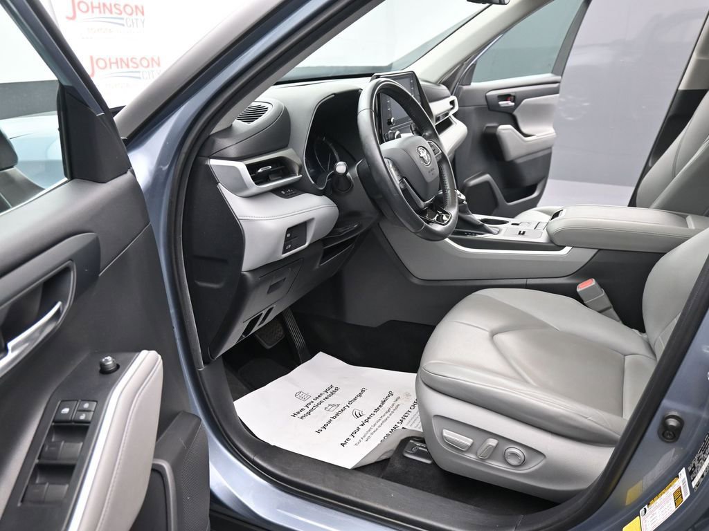 Used 2020 Toyota Highlander XLE FWD image 17