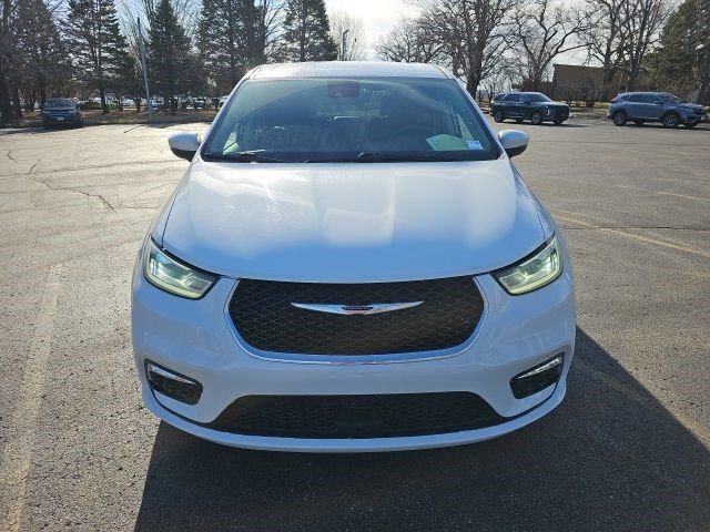 Used 2023 Chrysler Pacifica Touring-L image 9